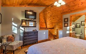 Cozy Nest Gatlinburg Cabin With Porch And Jacuzzi!