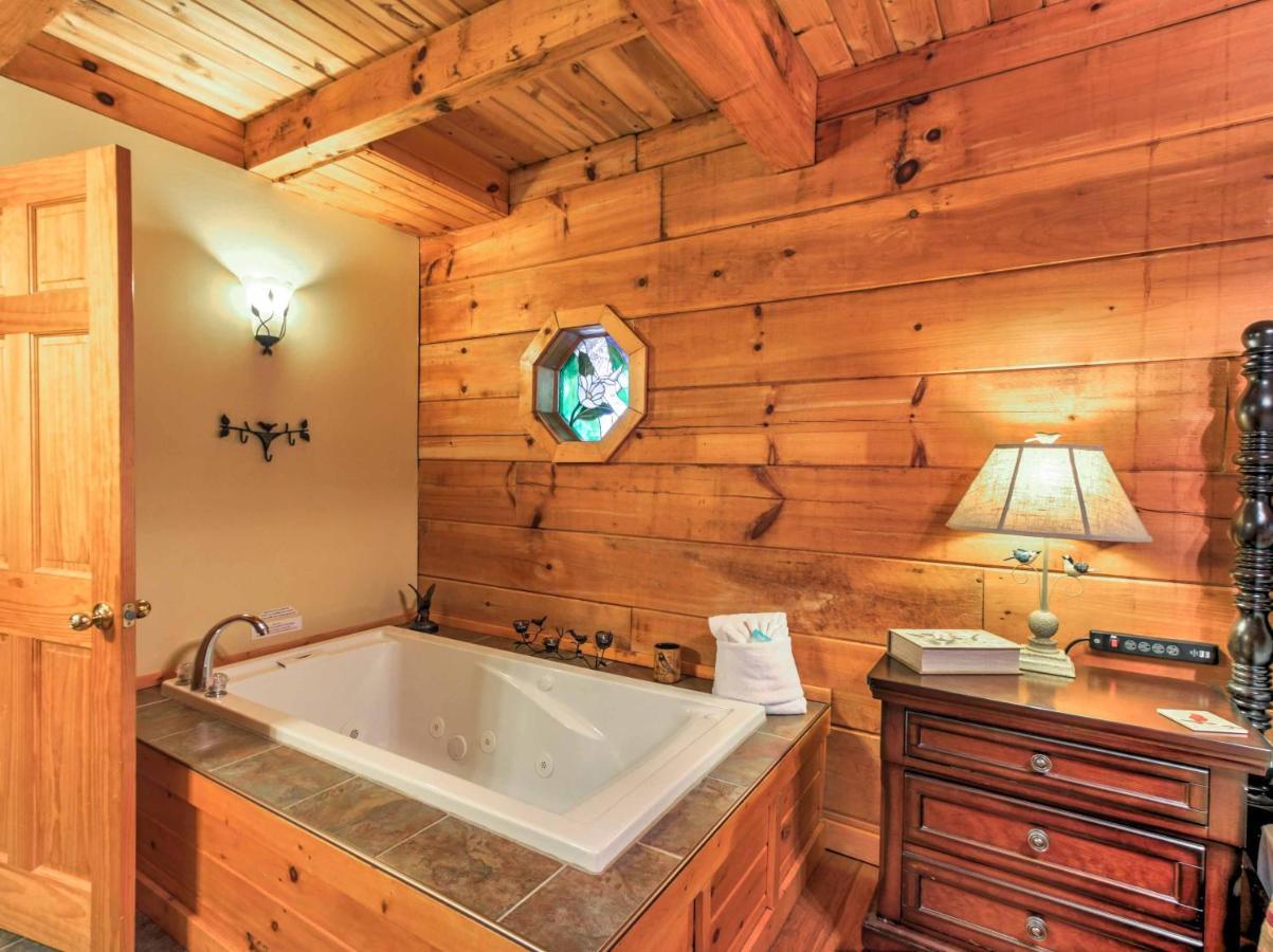 Cozy Nest Gatlinburg Cabin With Porch And Jacuzzi! Villa Exterior photo